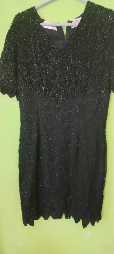 Vestido negro con lentejuelas elegante - miniatura 3