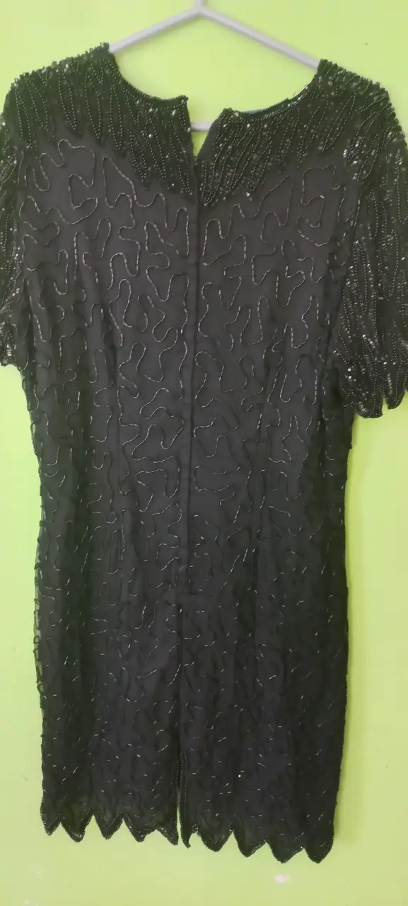 Vestido negro con lentejuelas elegante - 4