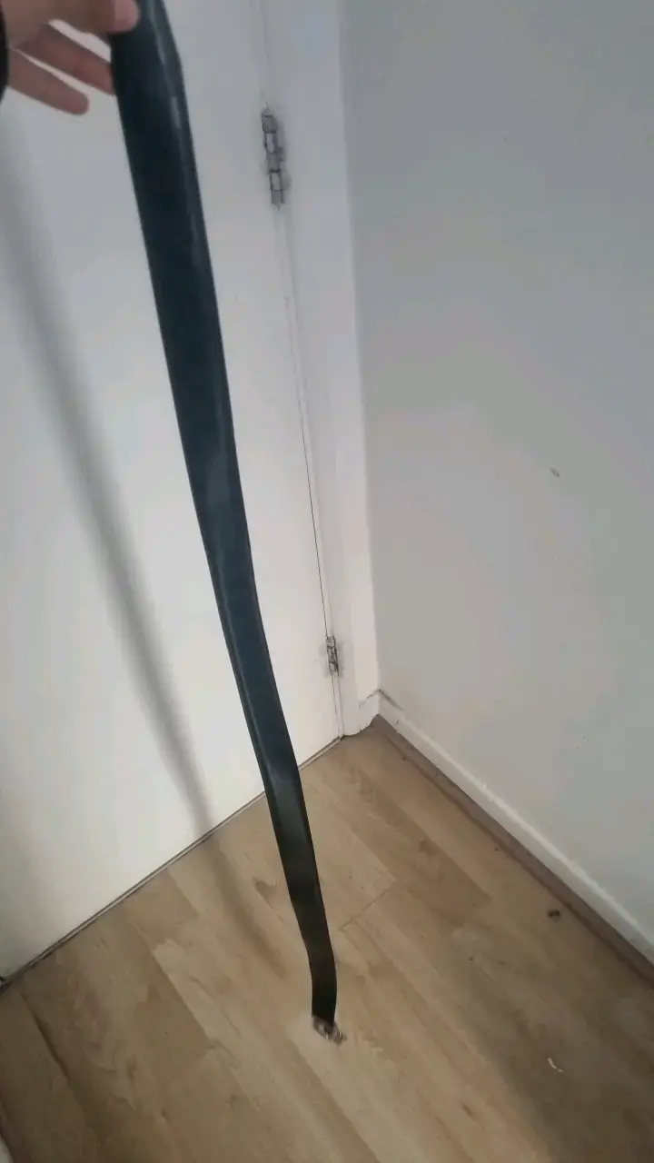 Cinturón de cuero negro con hebilla metálica - 1