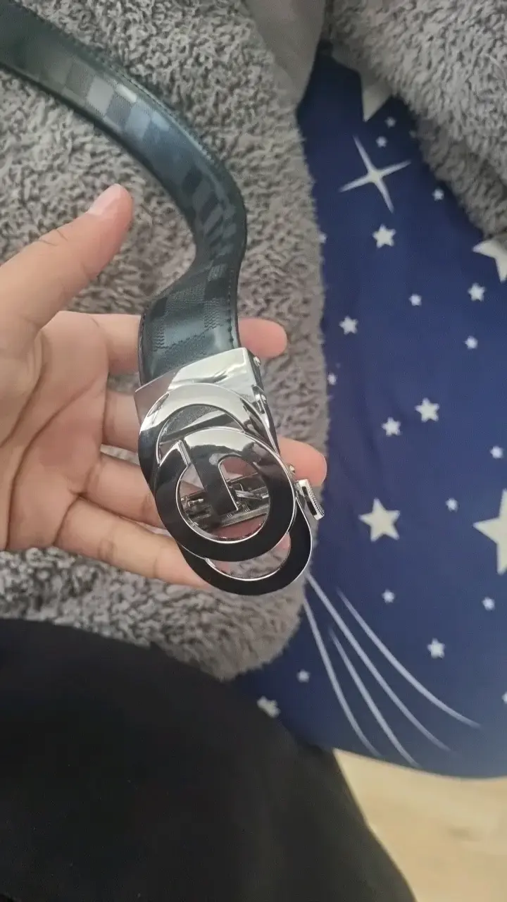 Cinturón de cuero negro con hebilla metálica - 2
