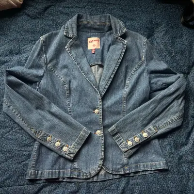Chaqueta de mezclilla para mujer con botones - miniatura 1