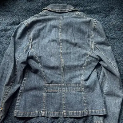 Chaqueta de mezclilla para mujer con botones - miniatura 2