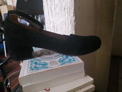 Zapatos de tacón bajo negros con correa - miniatura 1