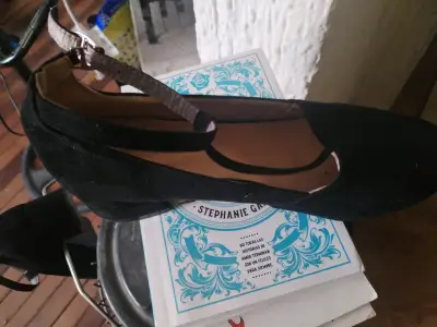 Zapatos de tacón bajo negros con correa - miniatura 2