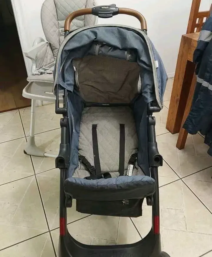 Coche de bebé Infanti azul con manillar ajustable - 1
