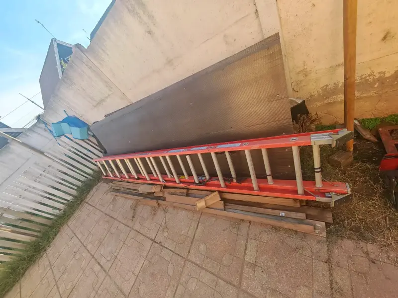Escalera extensible de fibra de vidrio 24 pies - 1