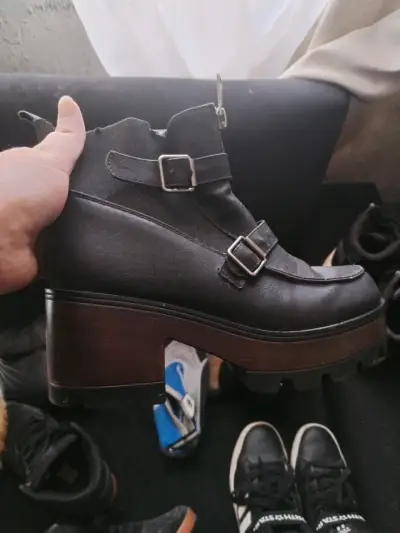 Botines de cuero negro con hebillas y plataforma - miniatura 1