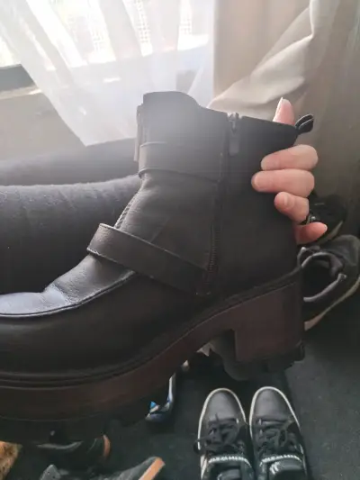 Botines de cuero negro con hebillas y plataforma - miniatura 4