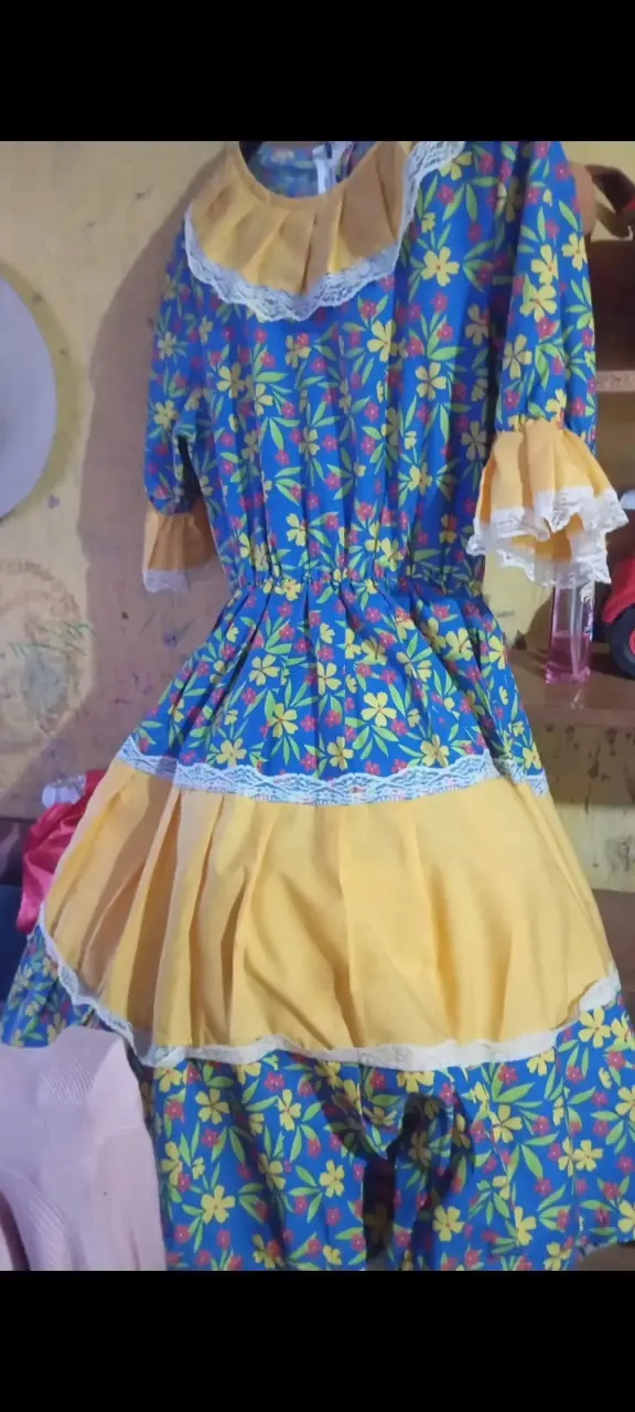 Vestido folclórico floral azul y amarillo