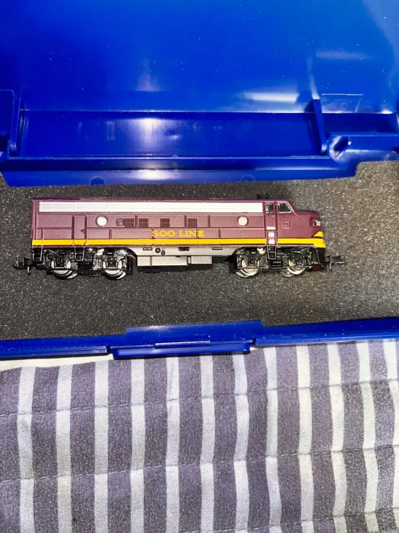 Locomotora a Escala N de Metal FP-7 - 2