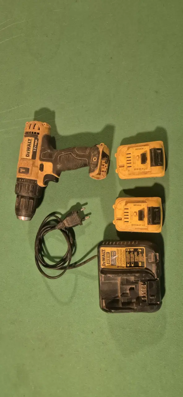 Taladro Inalámbrico DeWalt 12V con Baterías y Cargador - 1