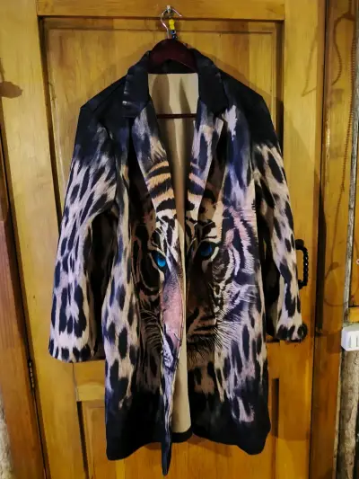 Abrigo estampado de tigre con diseño llamativo - miniatura 1