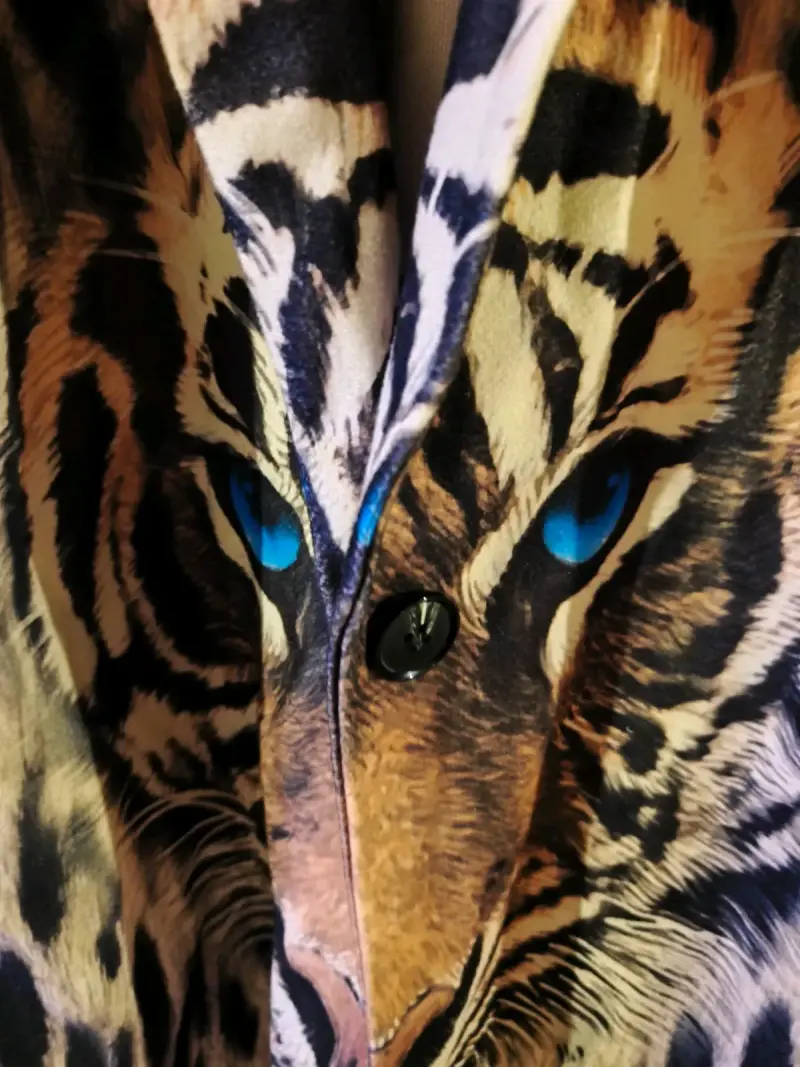 Abrigo estampado de tigre con diseño llamativo - 2