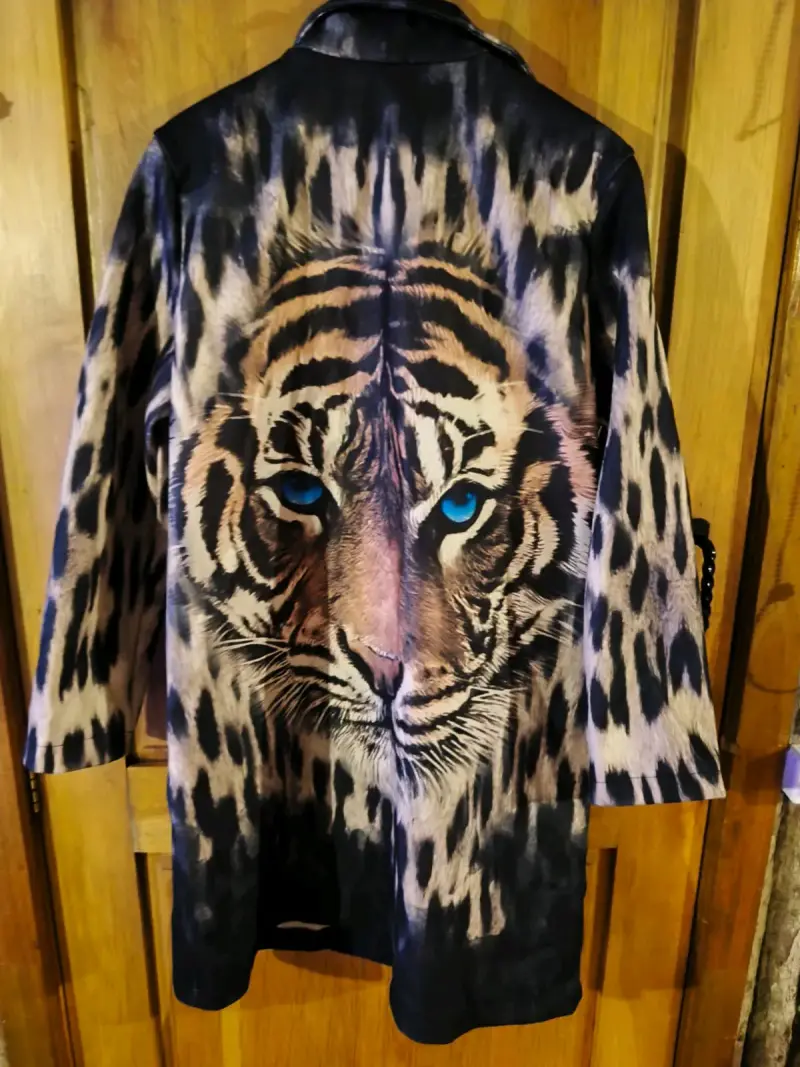 Abrigo estampado de tigre con diseño llamativo - 3