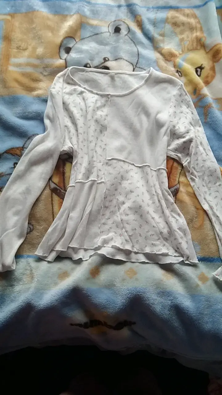 Polera blanca de manga larga con diseño floral - 1