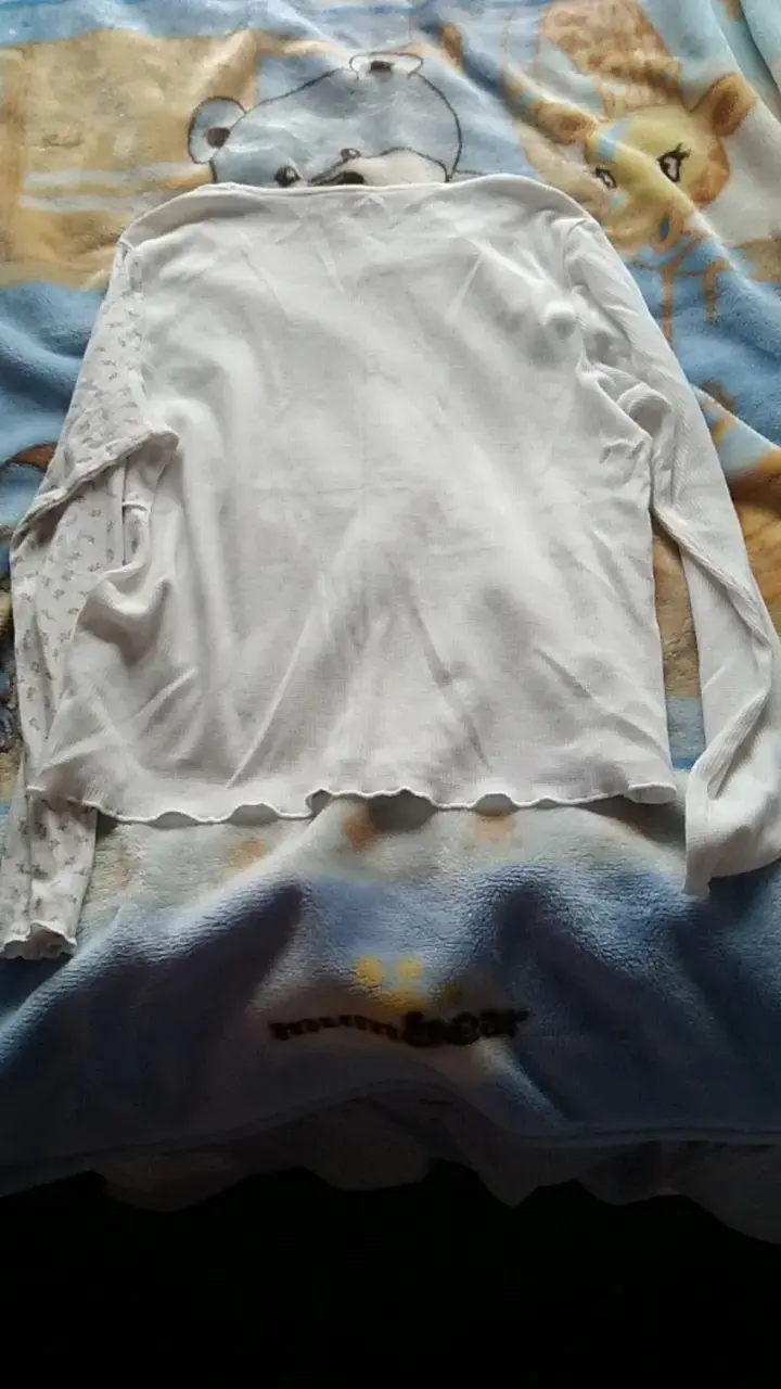Polera blanca de manga larga con diseño floral - 2