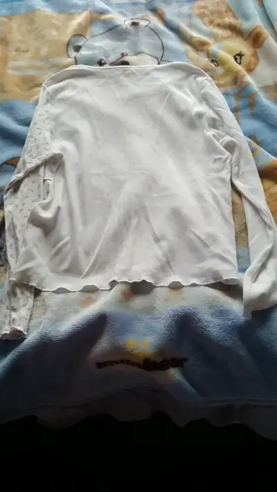 Polera blanca de manga larga con diseño floral - miniatura 2