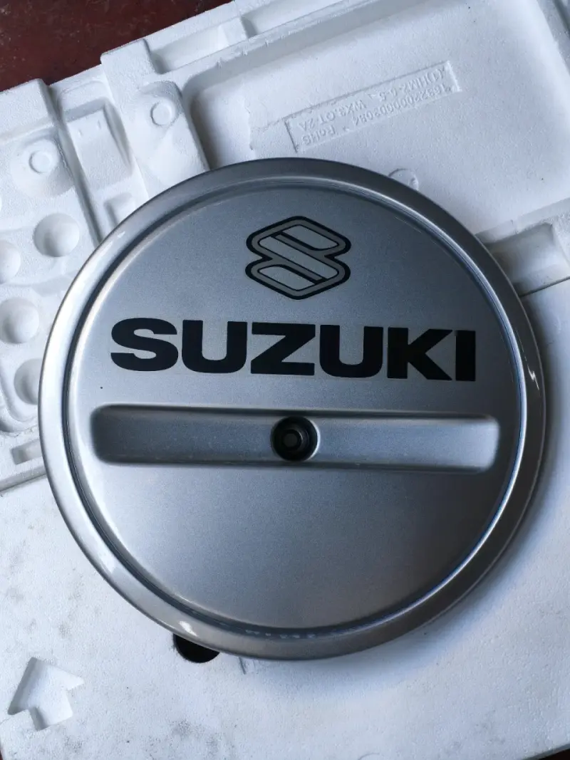 Tapa de repuesto para rueda Suzuki plateada - 1