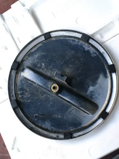 Tapa de repuesto para rueda Suzuki plateada - miniatura 2