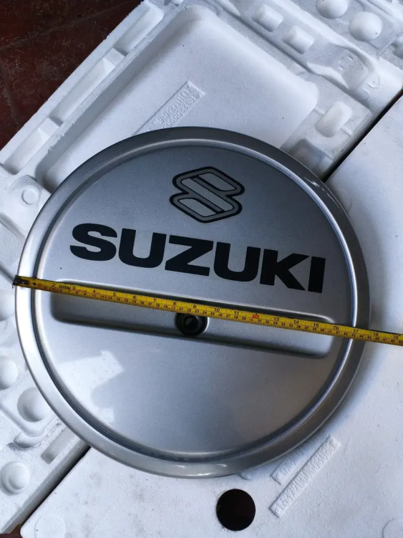 Tapa de repuesto para rueda Suzuki plateada - 3