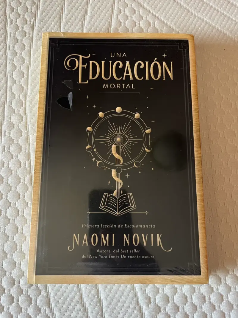 Set de libros 'Una Educación Mortal' y 'El Último Graduado' de Naomi Novik - 1