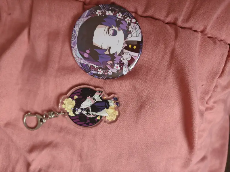 Set de llavero y pin de anime - 1