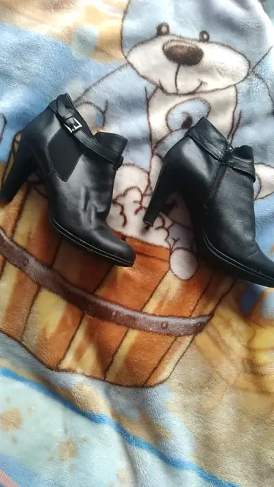 Botines de cuero negro con tacón alto - miniatura 1