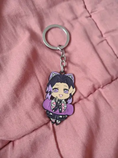 Set de llavero y pin de anime - miniatura 2
