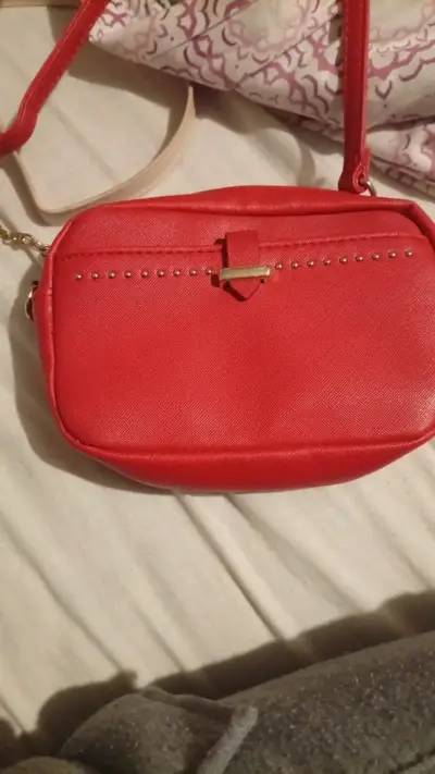 Cartera roja con detalles dorados - miniatura 1