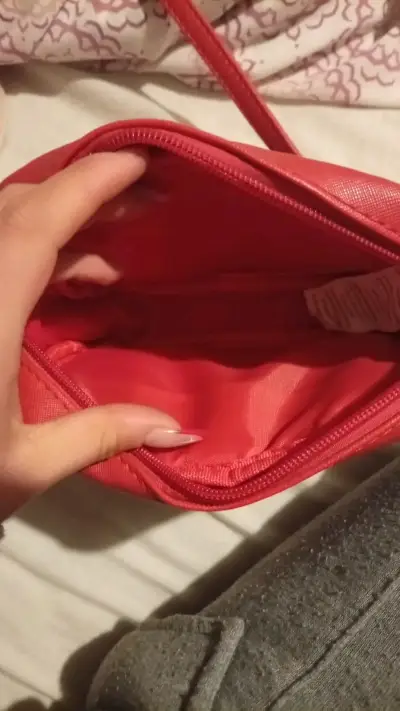 Cartera roja con detalles dorados - miniatura 2