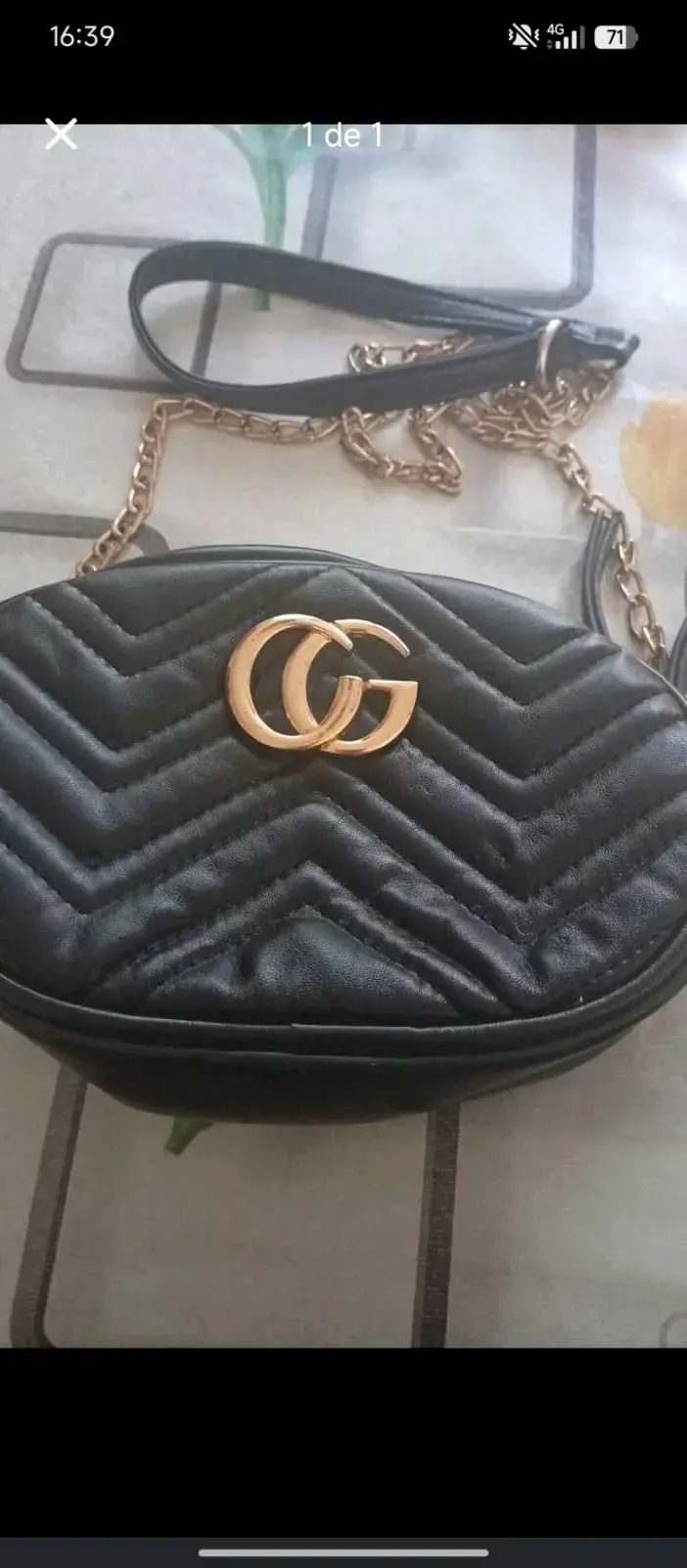 Cartera negra con cadena dorada y logo GG