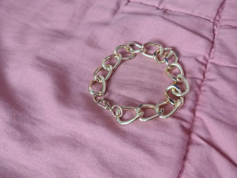 Pulsera de eslabones dorados elegante