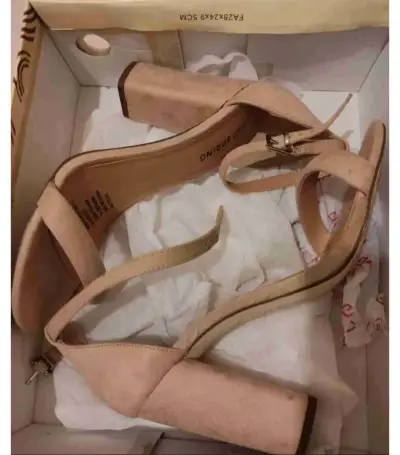 Sandalias de tacón alto beige para mujer - miniatura 1
