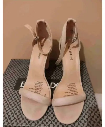 Sandalias de tacón alto beige para mujer - miniatura 2