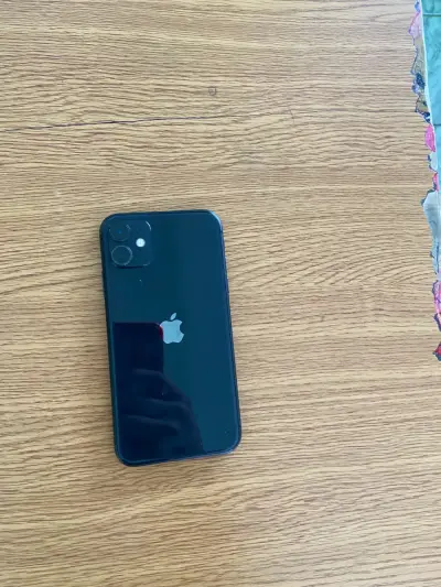 iPhone 11 negro en buen estado - miniatura 1