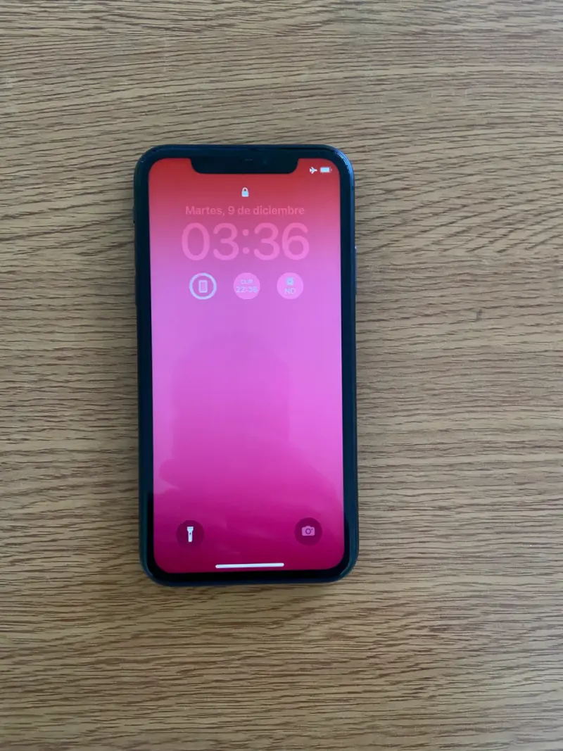 iPhone 11 negro en buen estado - 2