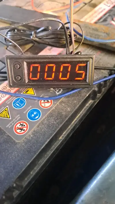 Reloj digital universal - miniatura 1