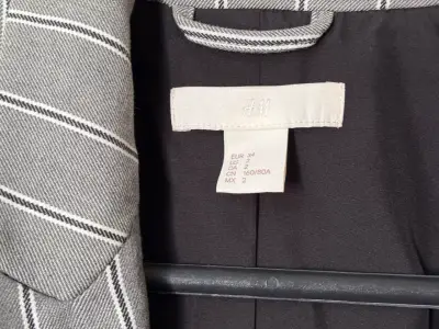 Blazer de rayas gris H&M para mujer - miniatura 3