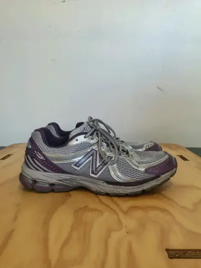 New Balance 860v2 gris y morado - miniatura 1