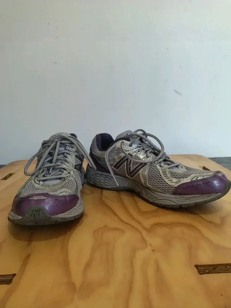 New Balance 860v2 gris y morado - 4