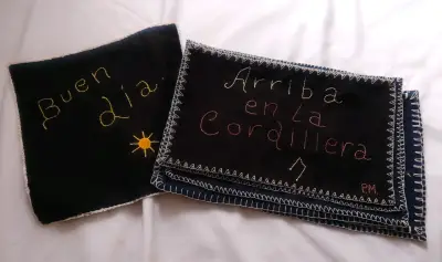 8 Servilletas o carpetas de tela  bordadas a mano - miniatura 4
