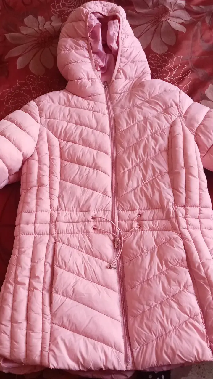 Abrigo rosado con capucha para mujer - 1