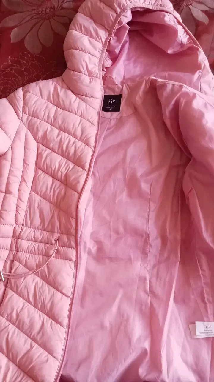 Abrigo rosado con capucha para mujer - 3