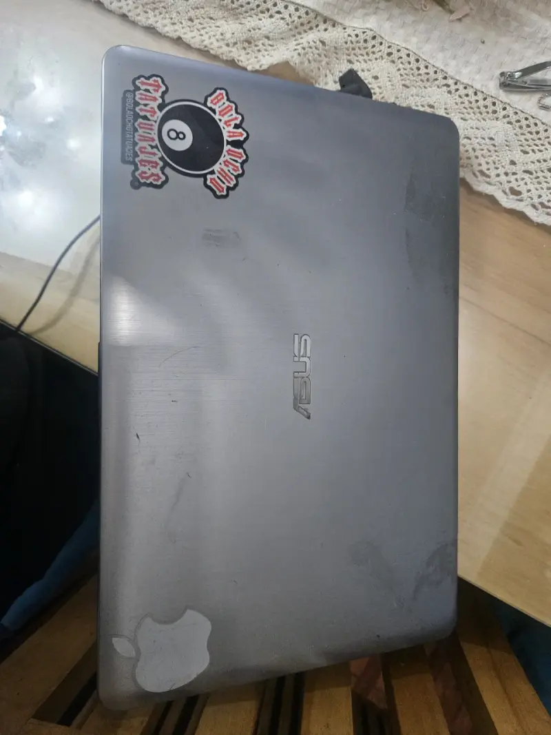 Laptop ASUS con pantalla de 15 pulgadas - 1