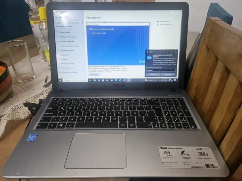 Laptop ASUS con pantalla de 15 pulgadas - 2