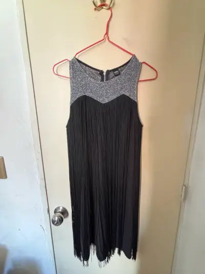 Vestido negro Mossimo con flecos y brillo talla M - miniatura 1