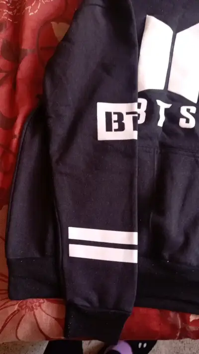 Polerón con capucha BTS negro unisex - miniatura 2