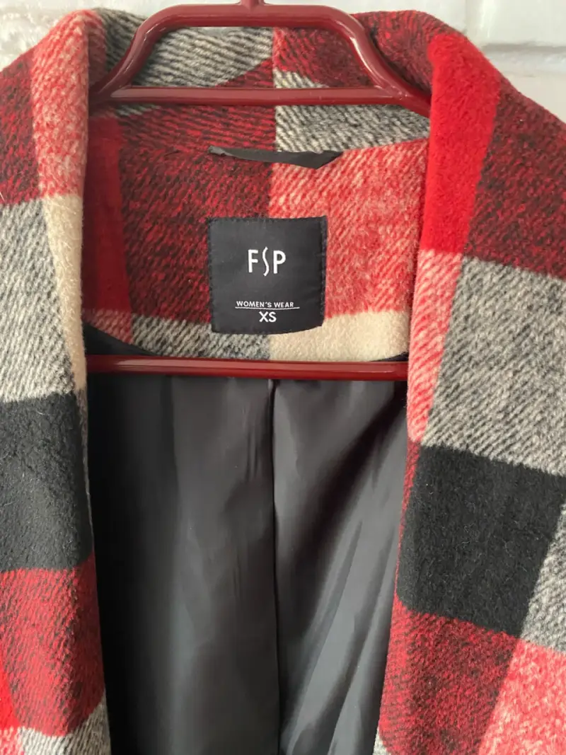 Abrigo de lana a cuadros rojo y negro FSP - 2