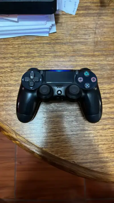 Consola PS4 con juegos y control - miniatura 2