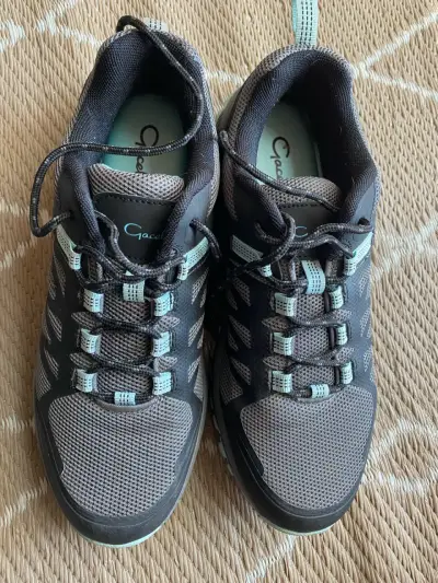 Zapatillas deportivas negras con detalles celestes - miniatura 1